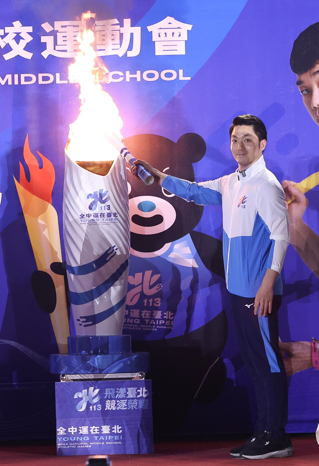 台北市睽違12年後再次主辦113年全中運，台北市長蔣萬安（見圖）24日出席全國中等學校運動會聖火啟動儀式，點燃聖火。（陳俊吉攝）