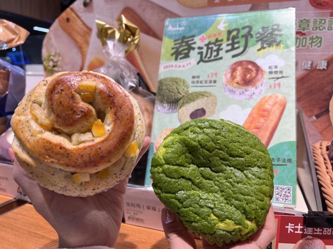 春游踏青配甜点，全联阪急麵包推出静冈抹茶红豆菠萝、红茶柳橙卷新品，各39元。（全联提供）