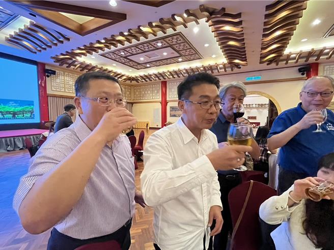 民进党立委许智杰（左二）被认为有问鼎高雄市长的实力，他今（24）日晚间在一场餐叙时，被拱参选下届高雄市长，他松口笑说「不排除往那个方向去努力」。（柯宗纬摄）