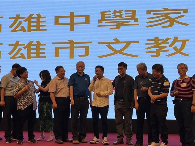 立委许智杰（中）今（24）日晚间在一场餐叙时，被拱参选下届高雄市长，他松口笑说「不排除往那个方向去努力」。（柯宗纬摄）