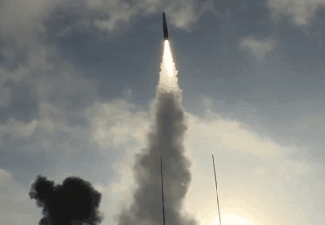 055型驱逐舰发射鹰击-21高超音速反舰飞弹的画面。（中方海军）