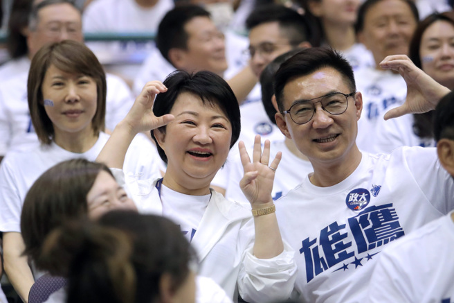 112學年度UBA大專籃球聯賽公開男一級冠軍戰24日在台北小巨蛋開打，台中市長盧秀燕（左）與立法院副院長江啟臣（右）一同到場為政治大學加油。（黃世麒攝）