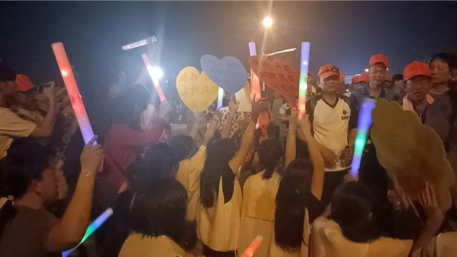 许多小朋友手举牌子高喊「妈祖，妈祖，救救陈家小姊妹」。（陈淑娥摄）