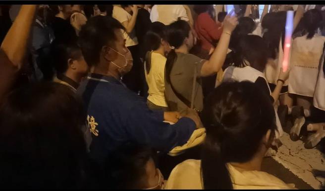 阿公、姑婆带着弟弟跪求妈祖赐福。（陈淑娥摄）