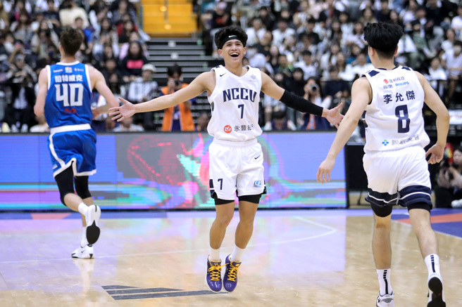 112學年度UBA大專籃球聯賽公開男一級冠軍戰24日在台北小巨蛋開打，政治大學游艾喆（中）攻進12分、10籃板、11助攻，成為UBA從102學年有正式攻守數據紀錄以來，首位在冠軍賽拿大三元的球員，率隊以92比59打爆健行科大，政大達成24連勝完美封王紀錄，4連霸到手。（黃世麒攝）