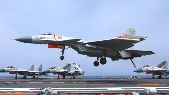 根據24日《央視軍事》的微博指出，數架殲-15艦載戰鬥機組成海上超低空突擊戰術編隊，奔赴預定目標海空域，進行對地攻擊課目訓練。（示意圖／新華網）