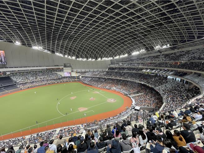 台北大巨蛋2日舉辦讀賣巨人交流賽，創下台灣棒球單場觀眾紀錄，但發生手扶梯停擺、漏水等問題，不僅引發民眾對大巨蛋公安的擔憂，也關注大巨蛋未來能否辦演唱會。（本報資料照片）