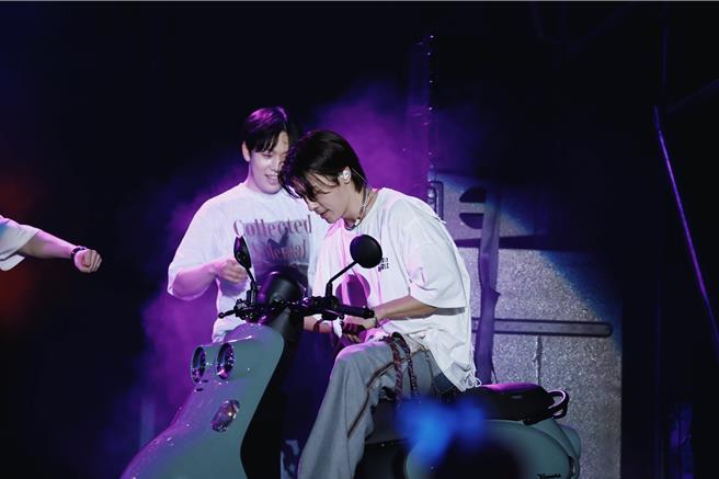 东海坐上赞助商摆在舞台的摩托车。（读者提供）