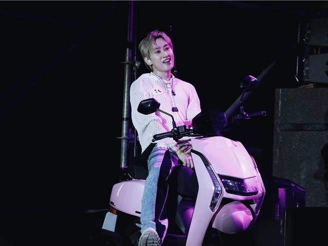 银赫坐上摩托车后不忘开心挥手。（读者提供）