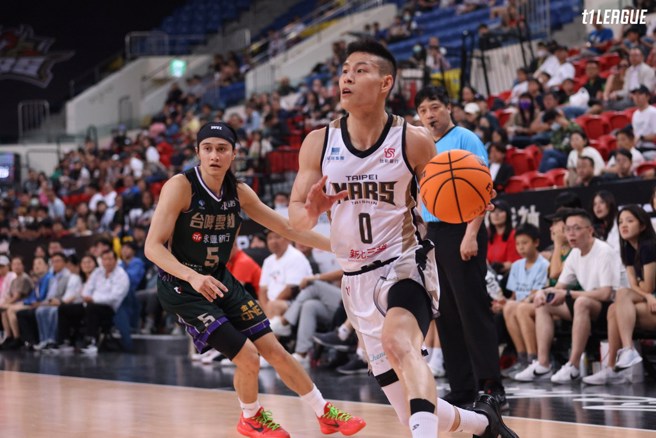林秉聖(右)運球閃過高錦瑋的防守。(T1聯盟提供)