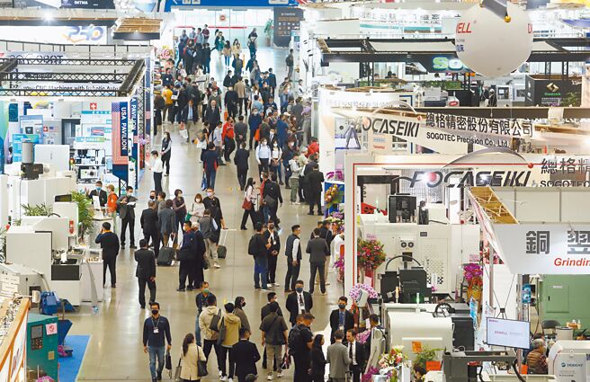 两年一度的台湾国际工具机展于27日登场，各集团展出节能减碳的绿色工具机及零件抢单，预估可创15亿美元商机。图／本报资料照片
