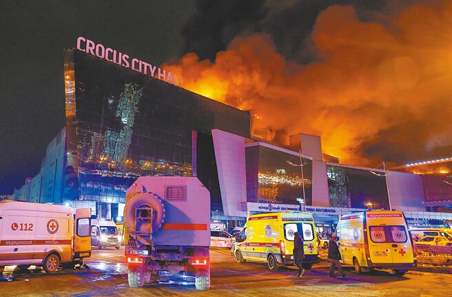 莫斯科紧急救灾单位的车辆，停在燃烧的番红花城市大厅音乐厅附近。（路透）