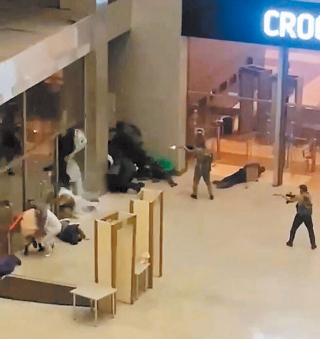 恐怖分子在莫斯科近郊的番红花城市大厅音乐厅向民眾开枪。（路透）