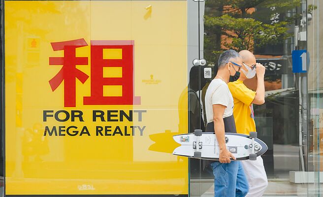 电价连3年调涨，今年夏天将迎来史上首次「8元」电价，百万分租套雅房租客恐遭不肖房东乱喊价。图为民眾经过大型租屋看板。（本报资料照片）