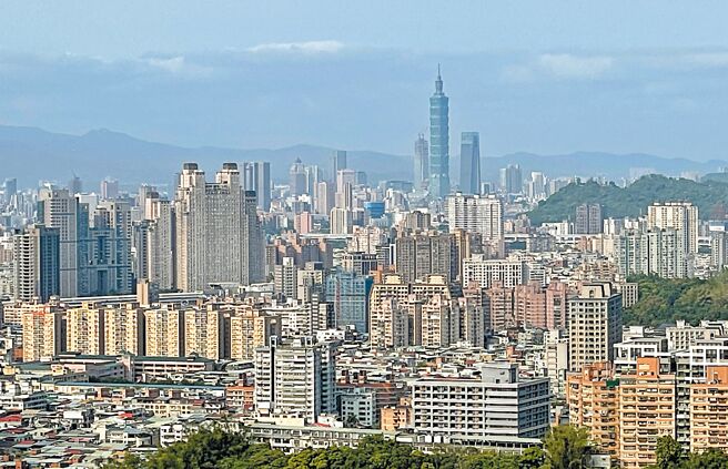 电价上涨、央行升息、囤房税2.0版最快7月上路，专家学者预测，房东最快下半年就会调整租金，涨幅10到50％。图为自新北市山区望向台北市的房屋概况。（本报资料照片）