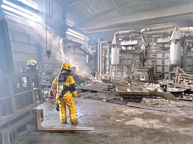 高雄市湖內區佳豐鋁業工廠鍋爐23日疑似氣爆，警消接獲報案共出動15車33人前往搶救，現場救出8名員工，其中2人死亡。（高雄市消防局提供／林雅惠高雄傳真）