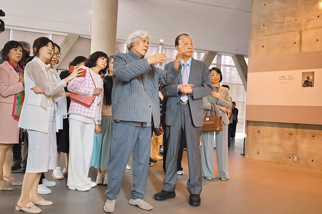 從北京專程來台的王懷慶（前左）親自向亞大創辦人蔡長海（前右）解說創作歷程。（亞美館提供／王煌忠台中傳真）