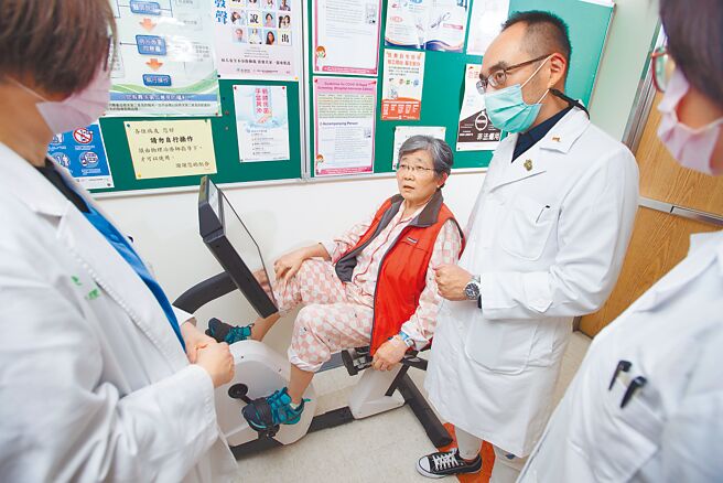 台大医院自创术后康復疗程「ERAS」结合「手术后急性病房有氧復健」，助病患减少住院天数、更快復原。（杜宜谙摄）