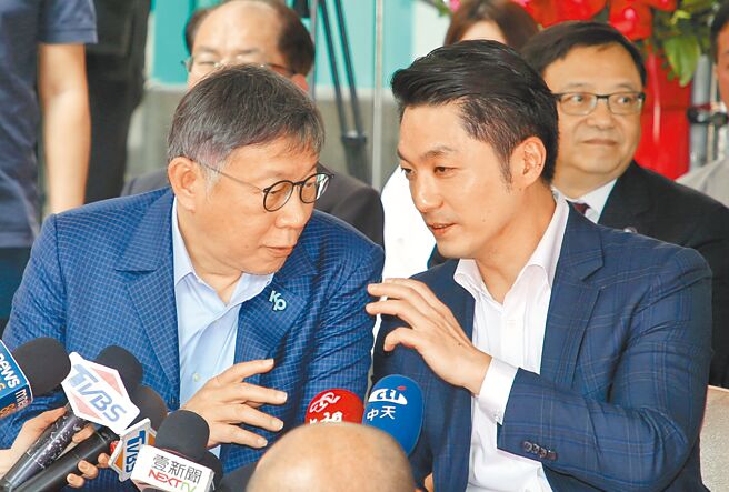 台北市長蔣萬安（前右）和民眾黨主席、前台北市長柯文哲（前左）23日參與清華大學台北政經學院台北校區大樓動土典禮。（趙雙傑攝）