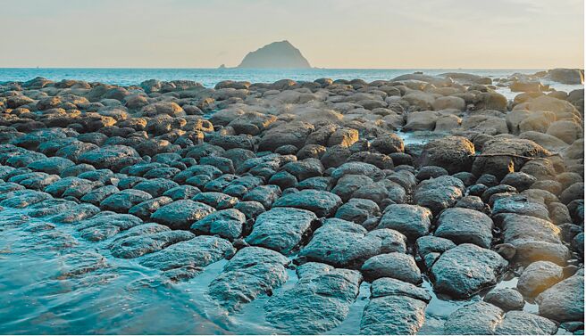 基隆市和平岛地质公园内的秘境「阿拉宝湾」，有许多因海蚀形成块状岩石的「豆腐岩」，成为拍美照热点。今年自5月起开放到9月，即日开放预约导览。（和平岛地质公园提供／徐佑升基隆传真）