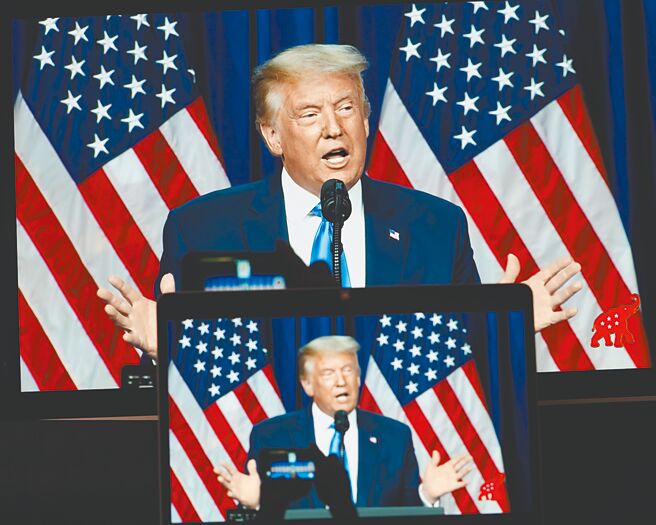 川普创办的社群媒体「真实社交」将在美国上市，可能会为川普提供约30亿美元，成为他的救命稻草。图为2020年8月川普出席美国共和党全国代表大会。（新华社）