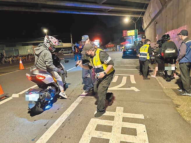 新北市警局聯合環保局於各檢舉熱區，加強稽查取締改裝車，以降低噪音危害。（新北市警察局提供／高鈞麟新北傳真）