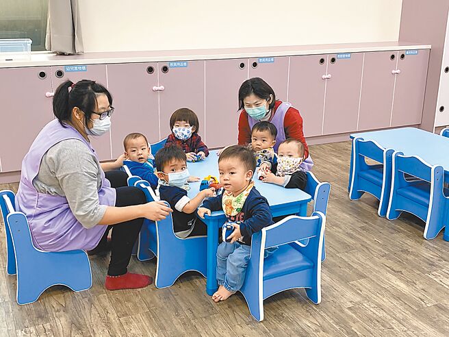 托婴中心规定超过2岁不能入托，原收托者最多可读到3岁，但2岁专班数量不足，公托成了2岁专班的「喘息替代处」。（蔡依珍摄）