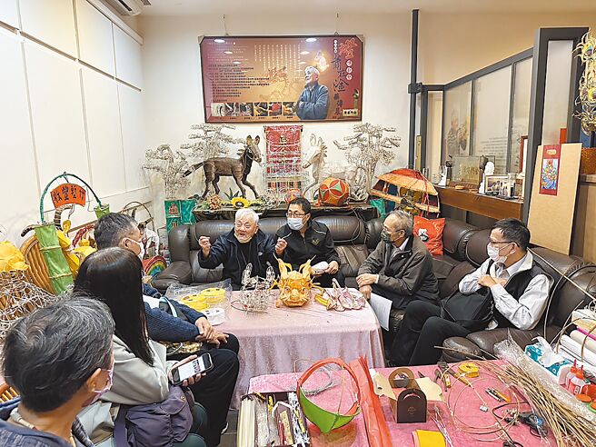 「花燈」列為新竹市無形文化資產，高齡98歲的藝師蕭在淦（右四）被認定為保存者。圖為審議委員會至蕭在淦工作室訪查。（新竹市政府提供／王惠慧新竹傳真）