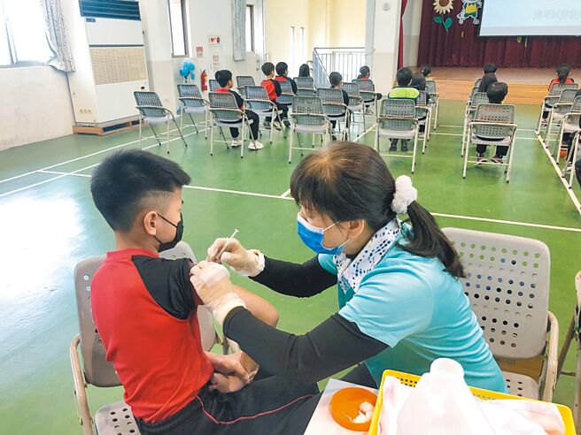 台中市政府即日起將安排合約醫療院所入校接種新冠XBB.1.5疫苗。（台中市政府提供／馮惠宜台中傳真）