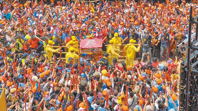 白沙屯妈祖神轿23日循传统犁轿仪式三进三退，衝进朝天宫庙大殿安座。（周丽兰摄）