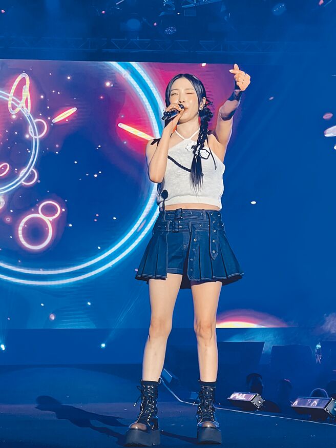 BoA 23日一身白色斜肩小可愛開唱，俏皮對著台下粉絲比愛心。（讀者提供）