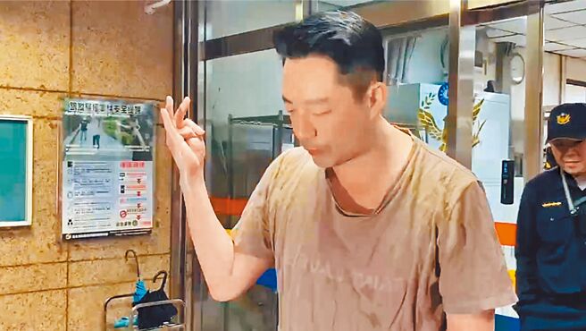 汪小菲日前情緒失控的突衝到警局，身上的衣服成為話題。（民眾提供）