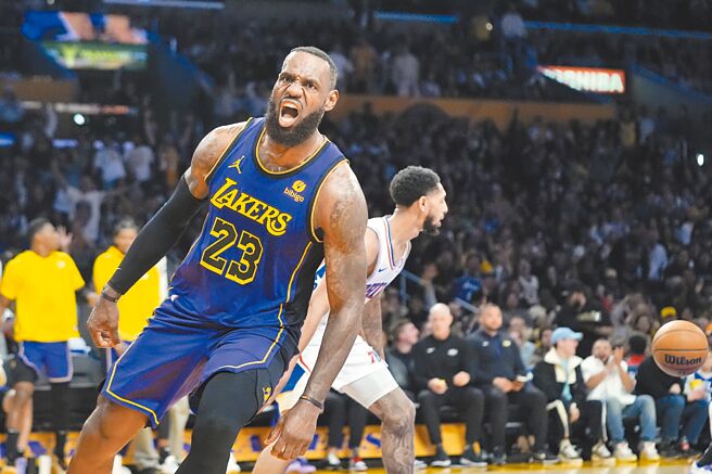 湖人「小皇帝」詹姆斯在第4節大顯神威。（美聯社）
