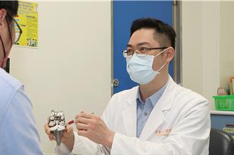 膝蓋韌帶二度斷裂、長短腳 慈父動手術：想陪女兒走紅毯