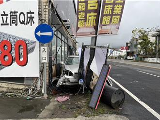 疑失神惹祸 台东妇开车连环撞家具店、路灯