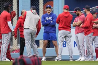 MLB》道奇再戰天使 大谷翔平心情輕鬆與老朋友談笑