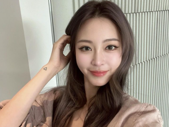 42岁童顏芭比大方认割双眼皮  1句话意外坦承隆胸