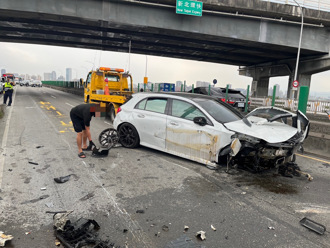 賓士撞三重忠孝橋分隔島 車頭全毀！警消趕抵救援