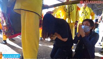 妈祖赶路突90度大转弯 找到她们！2女跪地大哭