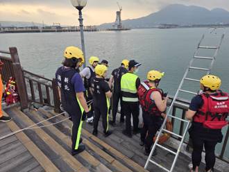 女子坐渔人码头木栈道围篱 疑酒醉跌落撞击消波块身亡