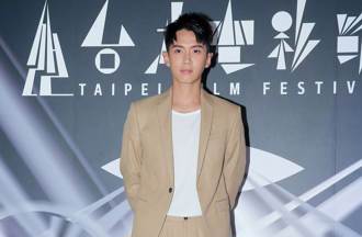 柯震東被直擊「東區邊走邊抓屁股」飄老態 釣本尊傻眼：年紀好大…