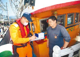 捕小管旺季 深澳安檢每日查百艘船