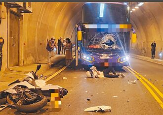 重機對撞遊覽車 騎士掛彩倒地滑手機