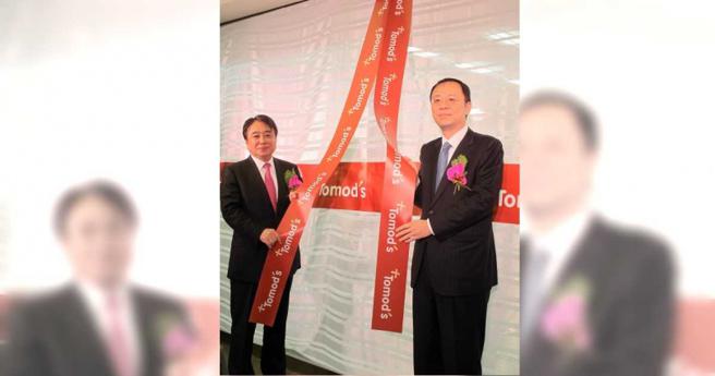 三商行董事长陈翔立（右）热情邀约邱光隆加入三商，在2006年8月创立美廉社。（图／报系资料照）