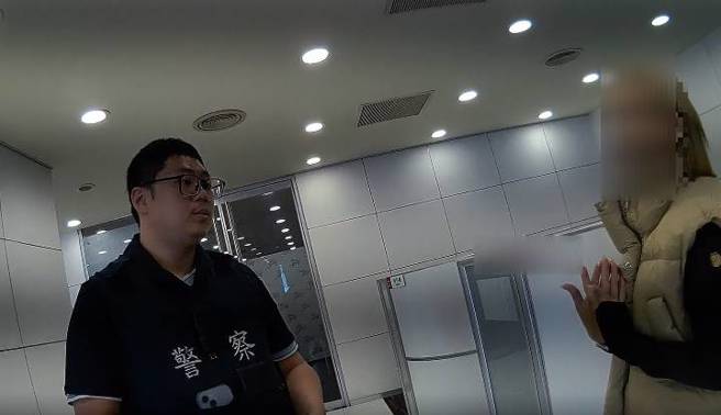 警方苦口婆心勸說下，李女才恍然大悟是遇到詐騙，順利保住400萬血汗錢。（翻攝畫面）