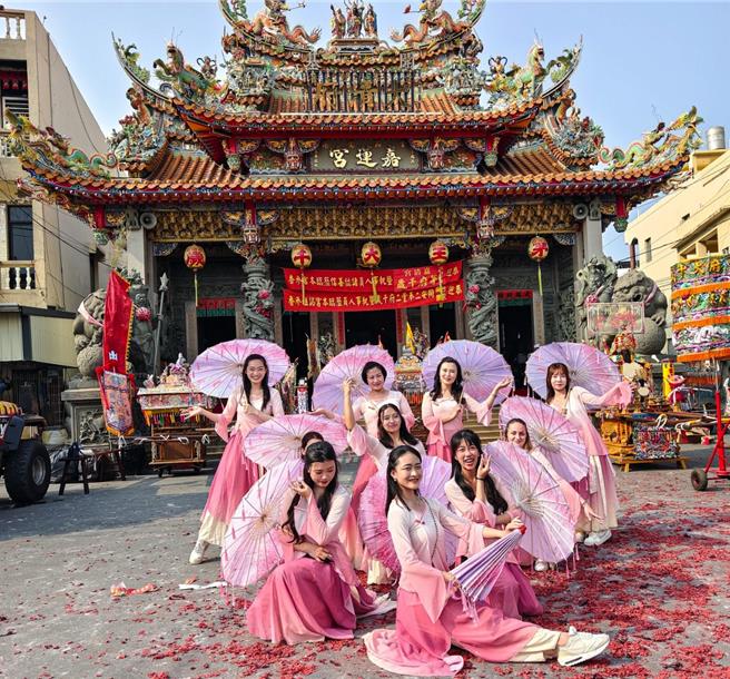 台南同安二奉堂藝文軒此次隊伍，結合來自台灣、湖南、墨西哥、波蘭、法國等國家成員一起參與演出，並前往屏東東港表演。（主辦單位提供）