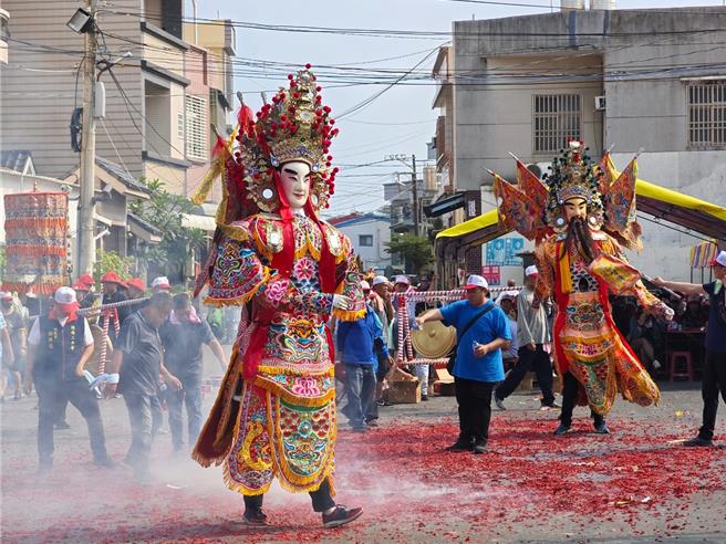 台南同安二奉堂進香隊伍回到屏東南州鄉同安村遶境，陣頭精彩演出獲得鄉親滿頭彩。（主辦單位提供）