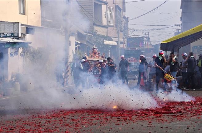 台南同安二奉堂進香隊伍回到屏東南州鄉同安村遶境，民眾燃放鞭炮迎接。（主辦單位提供）