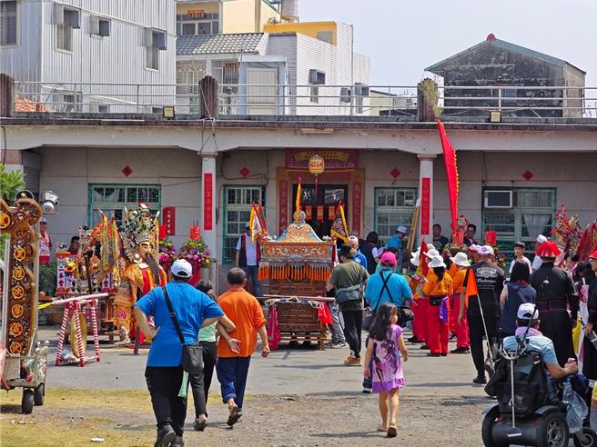 台南同安二奉堂進香隊伍回到屏東南州遶境，並回祖厝謝賀。（主辦單位提供）