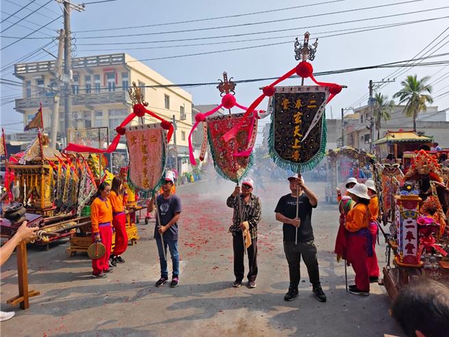 台南同安二奉堂進香隊伍回到屏東南州鄉同安村遶境，為鄉民祈福。（主辦單位提供）